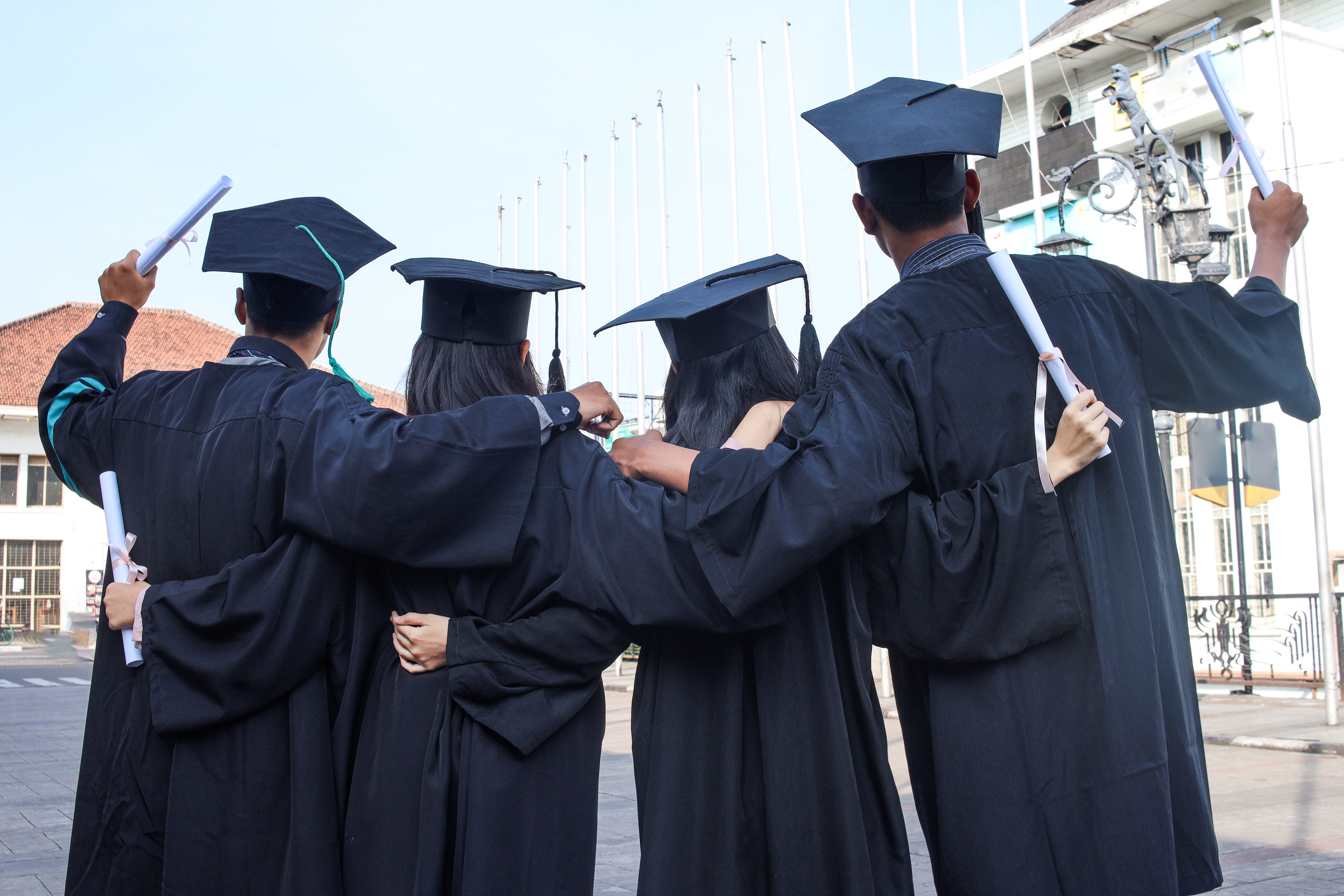 How to Choose an Outfit to Wear to a High School Graduation | ehow