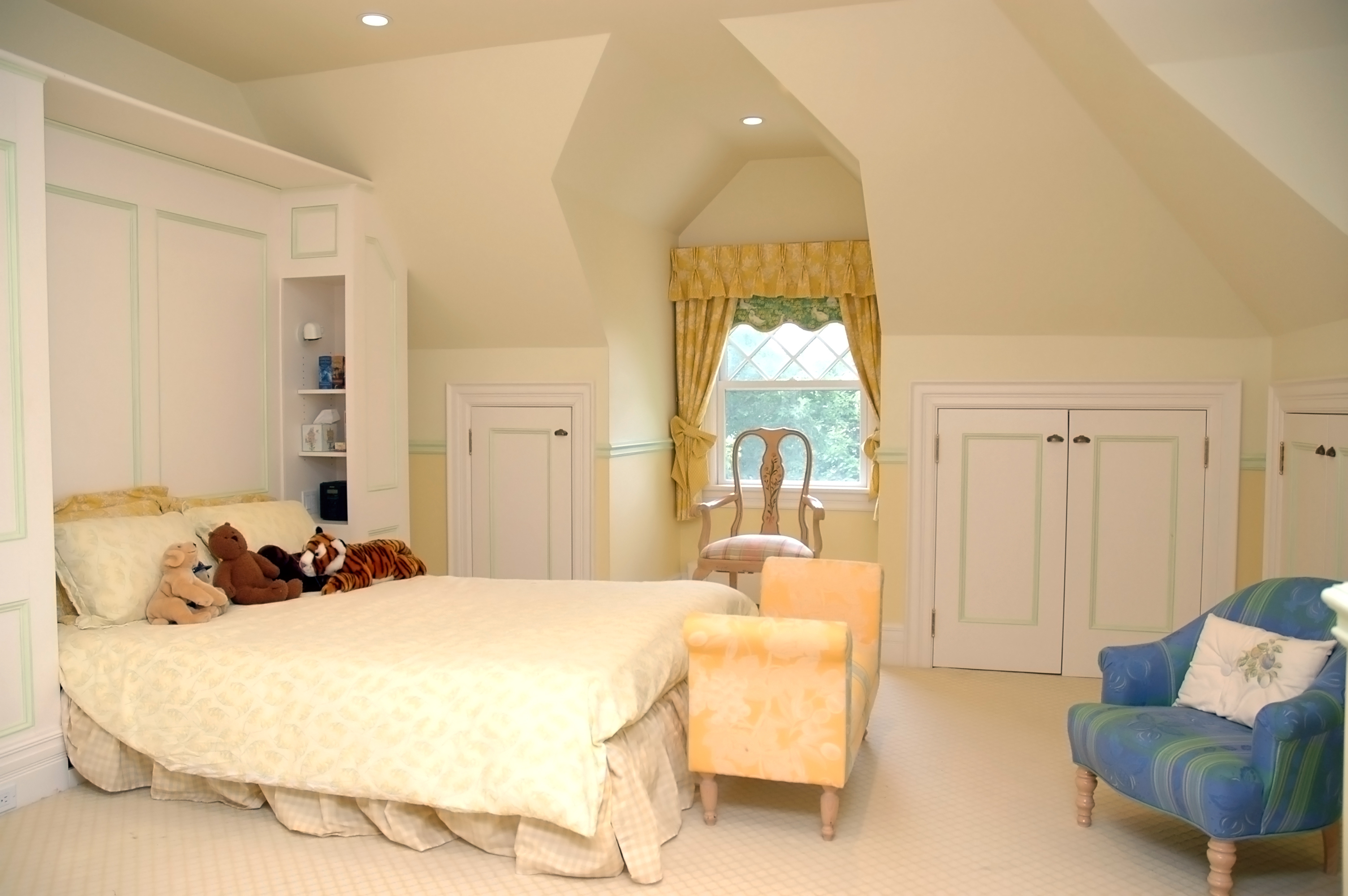How to Cure a Slanted Ceiling in a Feng Shui Bedroom | ehow, image size:3008x2000
