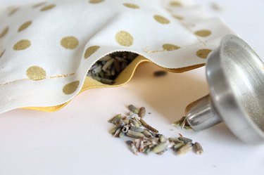Fill the sachet with lavender.