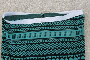 Pin the elastic to the skirt.
