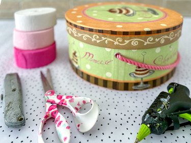 materials needed for valentine box
