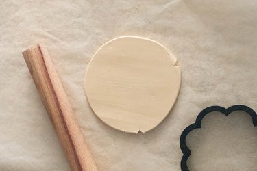 Roll tan clay into a circle