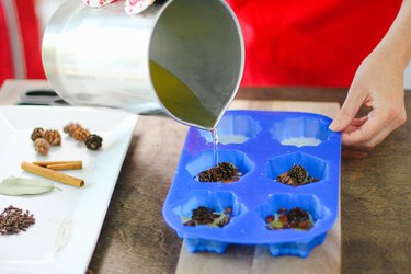 Top the spices and other items with more hot wax.