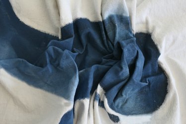 In order to give the whale additional texture, you can scrunch up the fabric to create wrinkles.