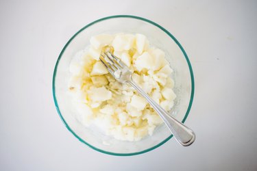 Mashed potatoes in a bowl.