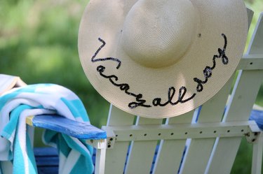 "Vacay all day" hat