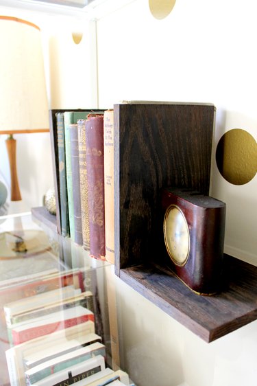 create your own bookends with a DIYed coffee stain