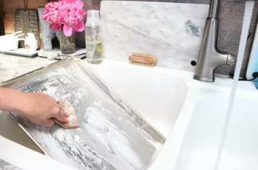 Cleaning pan with baking soda