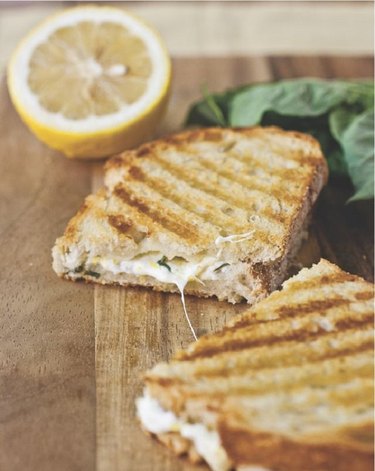 http://thelemonbowl.com/2013/09/lemon-basil-grilled-cheese-panini.html