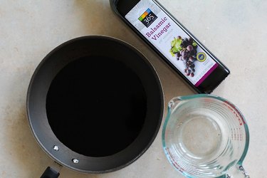 Skillet, balsamic vinegar, measuring cup