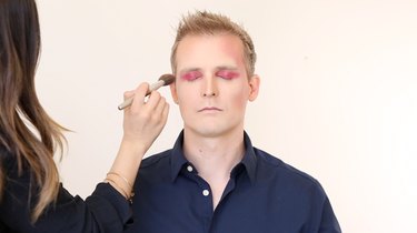Contour with red powder