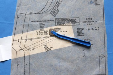 Place the carbon paper between the fabric and the pattern.