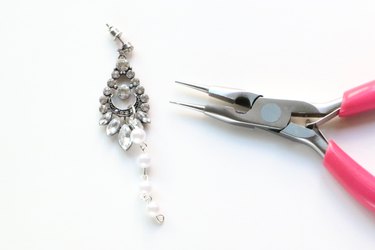 Connect the earring and pearl chain