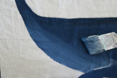 Paint the rest of the whale with lighter waterdown shade of blue and leave a small gap between the fin and the bottom.