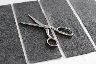 cut four 13.5 x 4.5 inch pieces of felt for the sides