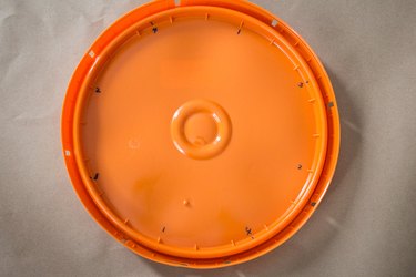 Lid with eight points marked