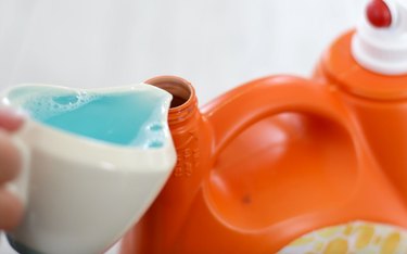 This summer, give your kids the gift of endless bubbles by transforming an empty detergent bottle with a pour spout into a bubble station for kids.