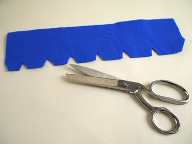 Felt rectangle with 6 notches along the side.