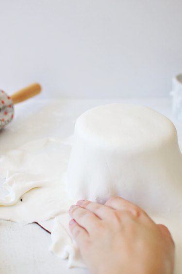 apply fondant to cake