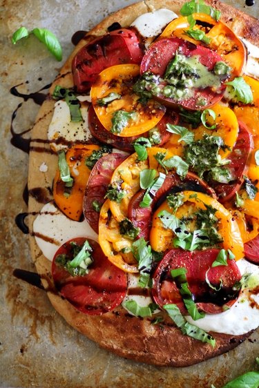 Pizza with mozarella, tomatoes, and balsamic reduction