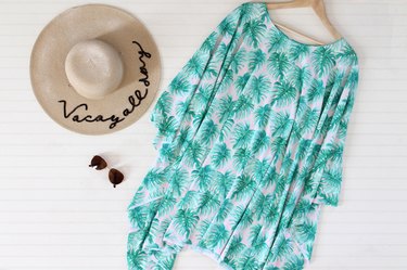 A caftan, a wide-brimmed hat and a pair of sunglasses.