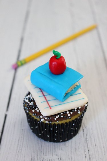 book cupcake