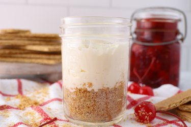 cheesecake mixture and graham crackers in jar together