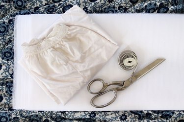 materials needed for a crinoline