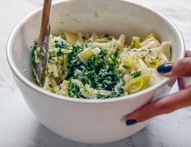 How to Make Applebee's Spinach Artichoke Dip