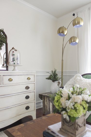 Finished crown molding corner
