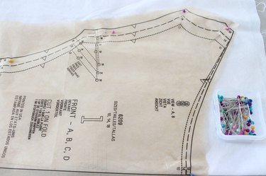 Pin the pattern to the muslin fabric.