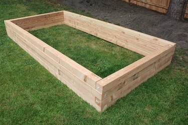 Raised garden bed
