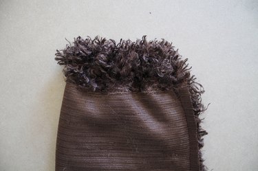 Sew the end of the tunnel to finish the sleeve's hem.