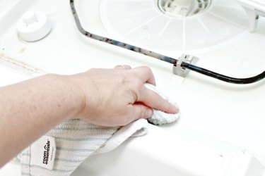 How to Clean Inside of a Dishwasher