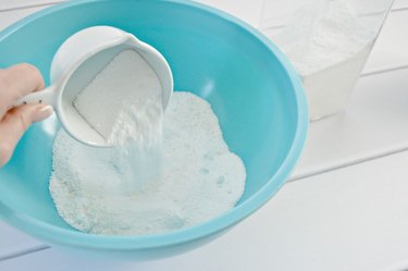 Pour 3 cups of washing soda into a large bowl.