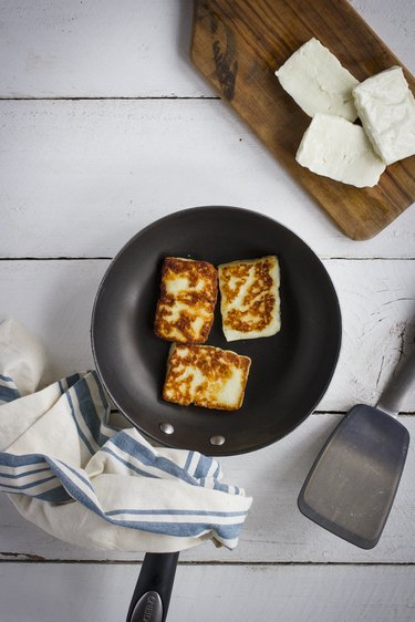 how to pan sear halloumi