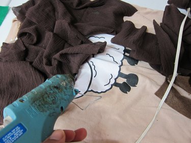 Glue brown gauze to T-shirt