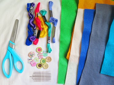 The supplies you will need to make a felt pencil case