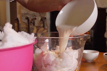 Mix the snow and cream together.