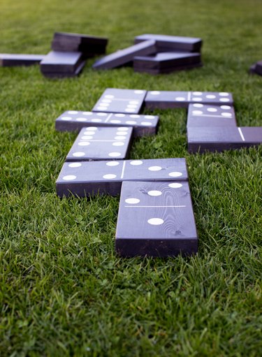 Lawn dominoes
