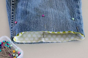 Fixação da bainha no lugar com alfinetes