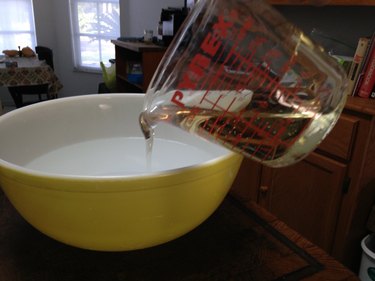 Mix water and corn syrup thoroughly.