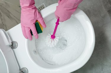 Cleaning toilet bowl