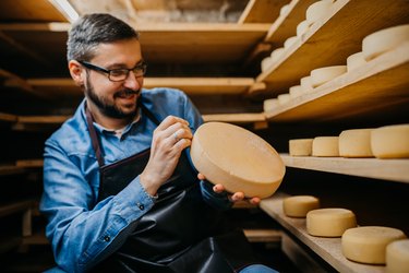 The cheese maker marks the cheese