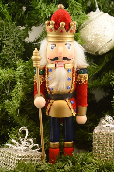 Instructions to Make a Christmas Soldier Out of Pots