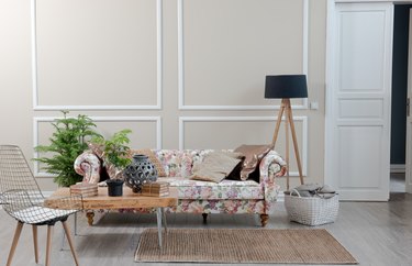 How to Attach a Lamp Shade