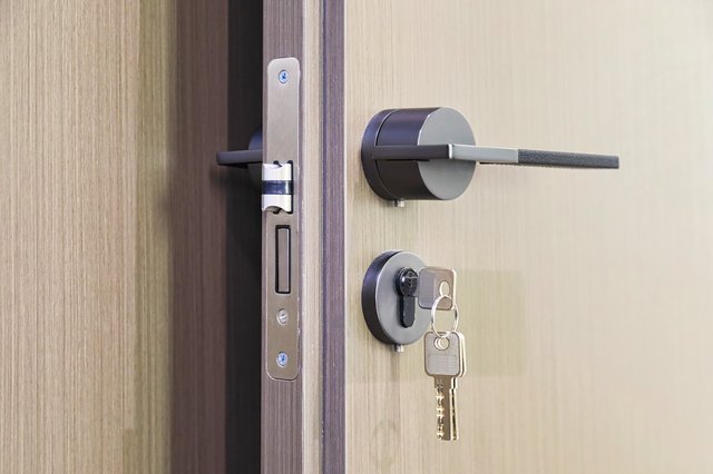 How to Lock Deadbolt from Outside: Easy Steps for Secure Entry