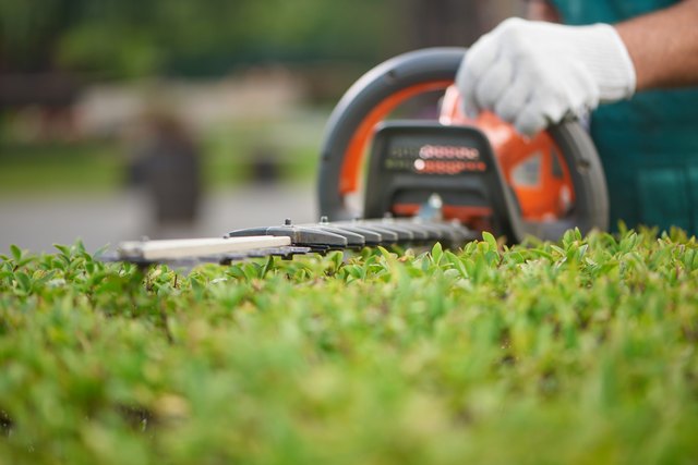 How to Start a Stihl HS 45 Hedge Trimmer | ehow