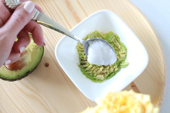 How to Make an Avocado Mask for Hair
