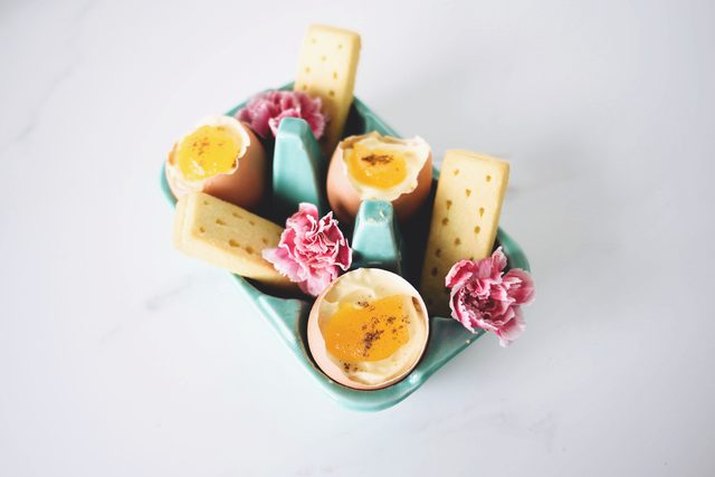 Mini cheesecakes in eggshells.